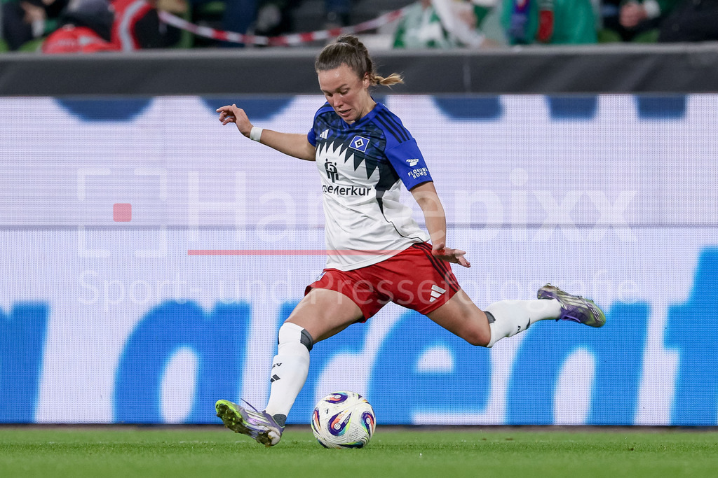 Fussball, Google Pixel Frauen-Bundesliga, SV Werder Bremen - Hamburger SV | Viktoria Schwalm (Hamburger SV, 23) am Ball, Freisteller, Einzelbild, Ganzkörper, Aktion, Action, Spielszene, DIE DFB-RICHTLINIEN UNTERSAGEN JEGLICHE NUTZUNG VON FOTOS ALS SEQUENZBILDER UND/ODER VIDEOÄHNLICHE FOTOSTRECKEN. DFB REGULATIONS PROHIBIT ANY USE OF PHOTOGRAPHS AS IMAGE SEQUENCES AND/OR QUASI-VIDEO.