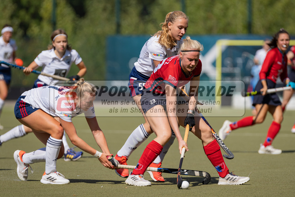 HK_20220903_109624 | 1. Bundesliga Damen Düsseldorfer HC - Berliner HC am 3.9.2022 DHC Düsseldorf, Düsseldorf , Sara Strauss ( Düsseldorfer HC #11 ) , Sophie Stiebitz Malin ( Berliner HC #23 )