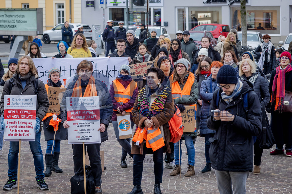 RR5M5891 | 29.NOV.24-Protestmarsch gegen Gewalt-Copyright: Katholische Kirche Kärnten/Denk Dich Neu/Trainproduction/Matthias Trinkl