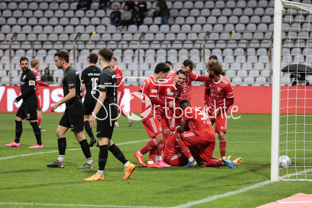 FC Bayern Amateure - SpVgg Hankofen-Hailing | Der FC Bayern jubelt erneut / Diesmal nach dem Treffer zum 4-1 druch Timo Kern (FCB #10) / Torjubel / Tor / Freude