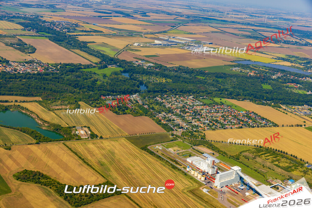 Schrägluftbild  Neuborna  Bernburg - Das Luftbild wurde 2025 vom UL-Flugzeug heraus erstellt (ohne Drohne- keine Drohnenaufnahme ) - Hochauflösende Luftaufnahme -Nicht vergleichbar mit Google Maps oder Satelittenbilder- Die Geschenkidee !Mit Lizenz und Bildrechte bestellbar