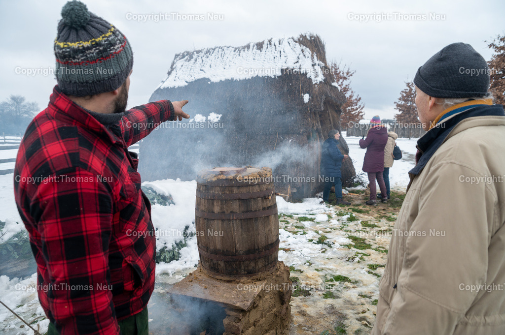 DSC_1224 | ble, Lauresham, Winter in Lauresham, das Heißräuchern von Forellen im Weinfass wurde von Claus Kropp vorgeführt, ,, Bild: Thomas Neu