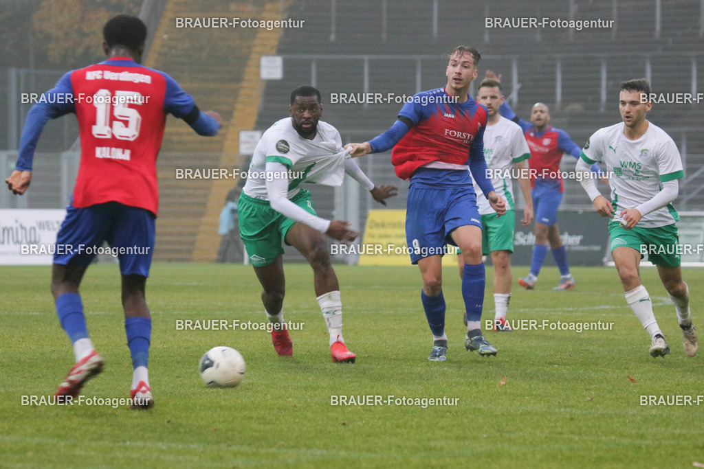 15.11.2025 KFC Uerdingen - SPVG Schonnebeck | Krefeld, Deutschland, 15.11.2025:Etienne-Noel Reck (KFC Uerdingen) im Kampf um den Ball während des Oberliga Niederrhein Spiels zwischen KFC Uerdingen  - Spvg Essen Schonnebeck am 15.11. 2025 im Krefelder Grotenburg - Stadion in Krefeld, Deutschland. (Foto Ralph Görtz / Brauer-Fotoagentur)