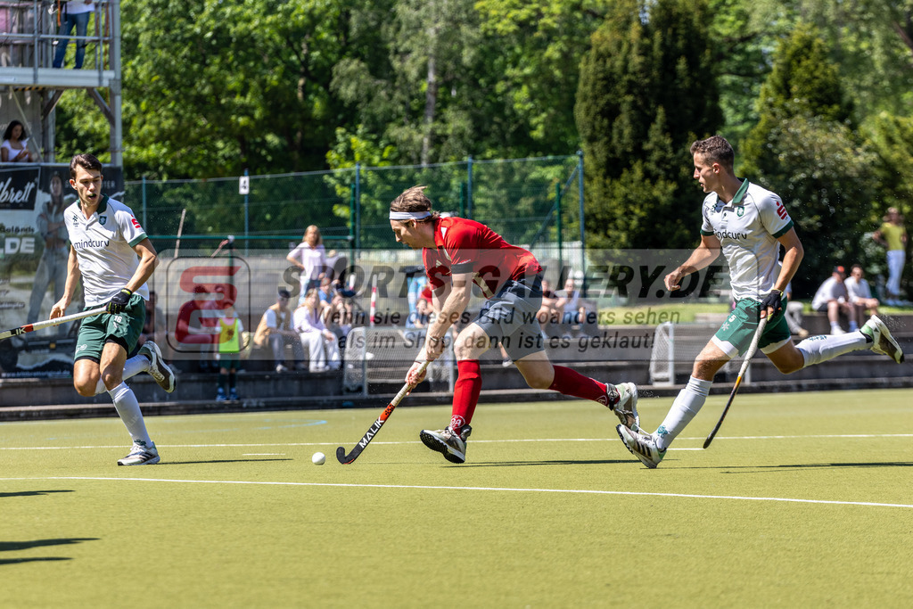 MJ_2024-.05-11-H-HTCU-Alster-8 | Niklas Bruns (Der Club an der Alster #32) &amp; Dennis Holthaus (Uhlenhorst Mülheim #5), Uhlenhorst Mülheim - Der Club an der Alster am 11.5.2024 im Waldstadion, Mülheim a. d. Ruhr