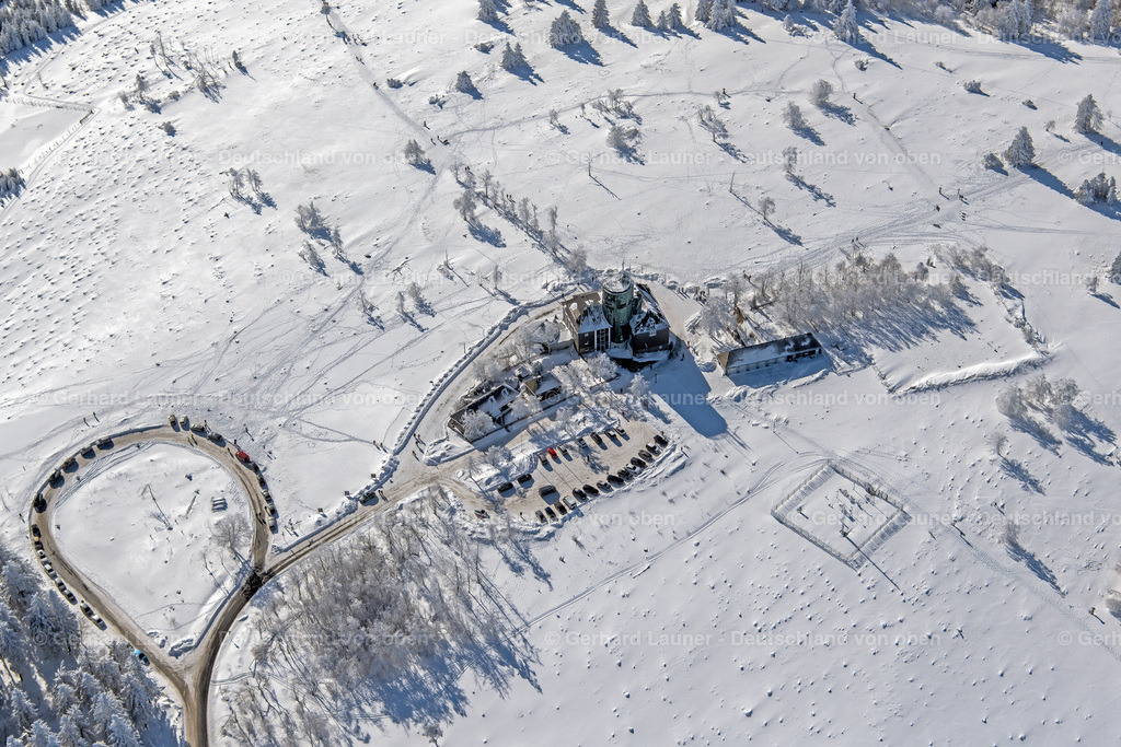 4043557 | Naturschutzgebiet Kahler Asten WINTERBERG 13.02.2021 Winterlich schneebedeckte Forschungs- Gebäude " Deutscher Wetterdienst Kahler Asten " am Astenturm in Winterberg im Sauerland im Bundesland Nordrhein-Westfalen, Deutschland. // Wintry snowy research Building "Deutscher Wetterdienst Kahler Asten" in Winterberg on Sauerland in the state of North Rhine-Westphalia, Germany. Foto: Gerhard Launer