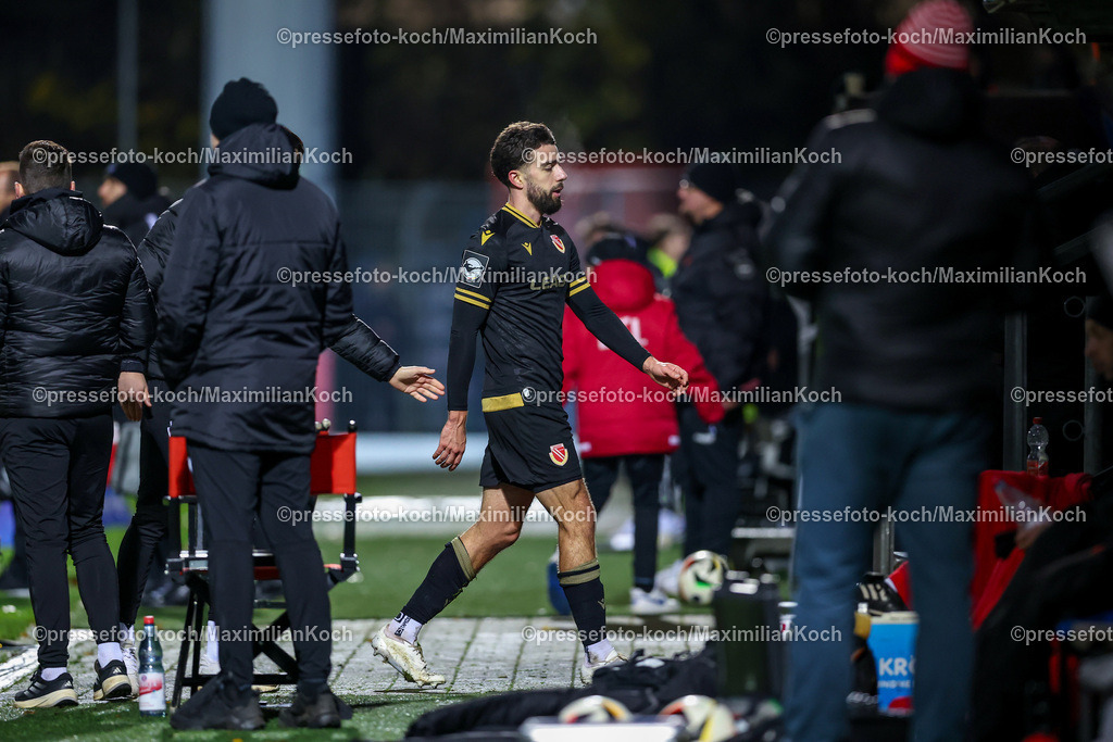 FCVK22112402112 | 22.11.2024, Fußball, FC Viktoria Köln – Energie Cottbus, 3.Liga, Sportpark Höhenberg, 15. Spieltag, Saison 2024 2025: Gelb Rot Platzverweis - Dominik Pelivan (Cottbus #5) bekommt für sein Foul an Florian Engelhardt (Viktoria Köln #16) die Gelb Rote KarteDFB regulations prohibit any use of photographs as image sequences and or quasi-video.