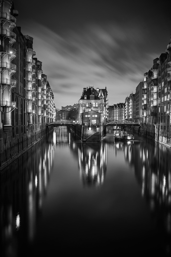 hamburg wasserschloss und speicherstadt in schwarzweiss bild auf leinwand acrylglas | Kaufen Sie Hamburg Bilder und Hamburg Fotos auf Leinwand, Acrylglas, Alu-Dibond, oder als Poster in Hamburgs großer Onlinegalerie. Elbphilharmonie Bilder, Hamburger Hafen, Speicherstadt, Alster und viel mehr.