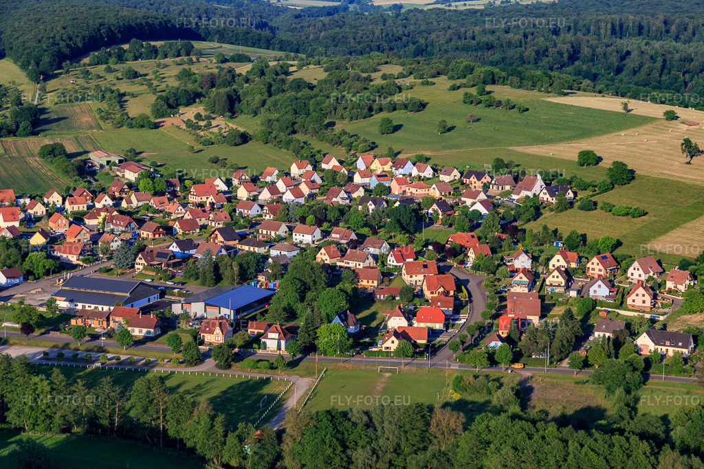 Vue aérienne: Boissons Hetzel SAS et Salle Polyvalente à Lembach dans le département Bas Rhin, France.Photo: IMG_080253.jpg prise le 05/06/2015 par Werner Riehm/FLY-FOTO.euRésolution de l'original: 5472 x 3648 pxLivraison boissons, location matériel de fête, LEMBACH - Boissons HETZEL