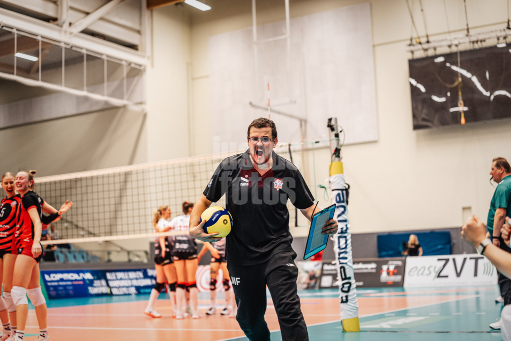 Volleyball | Frauen | Saison 2025/2026 | Volleyball Bundesliga | ETV Hamburger Volksbank Volleys vs. Dresdner SC | 15.11.2025 | Trainer Markus Friedrich (ETV Hamburger Volksbank Volleys) jubelt