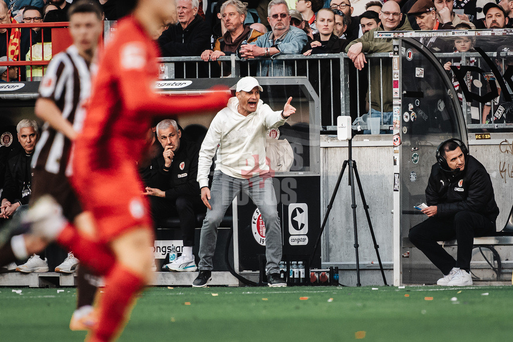 Fußball | Männer | Saison 2025/2026  | Fußball-Bundesliga | 27. Spieltag | FC St. Pauli vs. SC Freiburg | 22.04.2026 | Alexander Blessin (Trainer, FC St. Pauli)