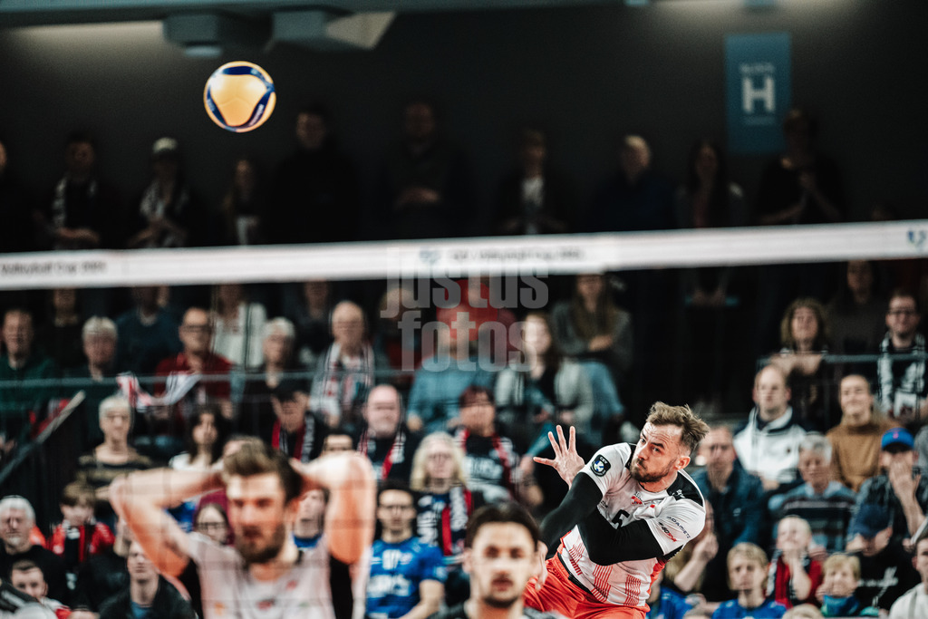 Volleyball | Herren | Saison 2023/2024 | CEV Volleyball Cup 2024 Finale | SVG Lüneburg (GER) vs. Asseco Resovia Rzeszow (POL) | 12.03.2024 | Jakub Bucki (#5, Asseco Resovia Rzeszow) beim Aufschlag