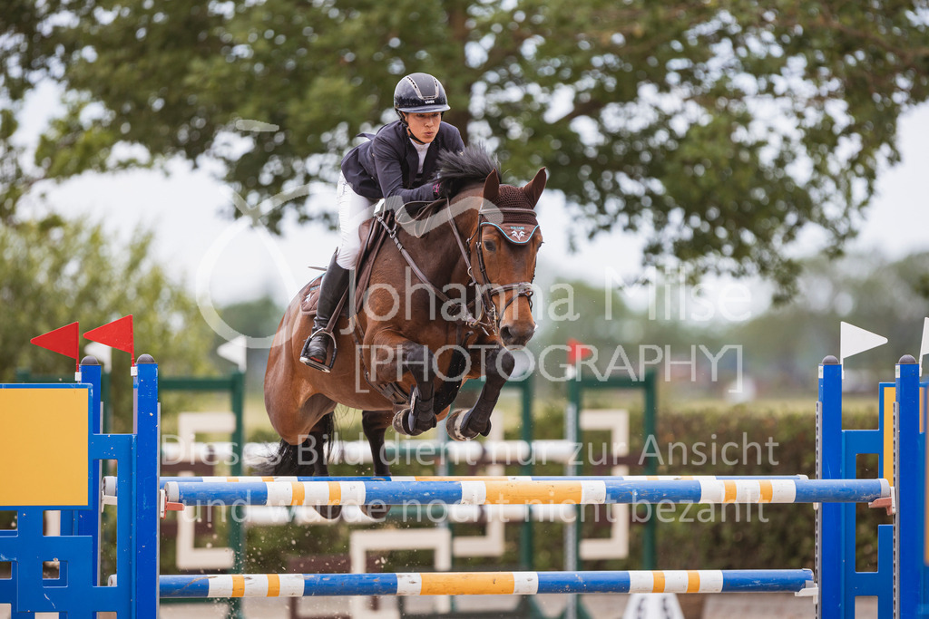 240614_Lemwerder_M2-Springen-429 | Deine schönsten Turniermomente als professionelle Fotos! Entdecke hochwertige Pferdesport-Fotografie im Online-Shop. Jetzt Fotos finden & bestellen!