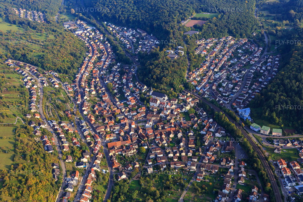 Luftbild: Verlauf der S-Bahn durch das Dorf mit Tunnel durch den Kirchberg im Ortsteil Ersingen in Kämpfelbach im Bundesland Baden-Württemberg in Deutschland. Foto: IMG_103631.jpg vom 23.09.2017 durch Werner Riehm/FLY-FOTO.de