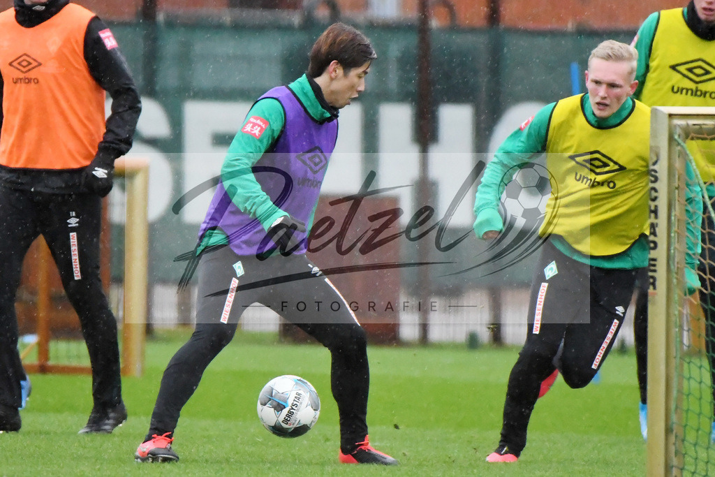 20200129_TRASVW_0027 | Fußball, Herren: Yuya Osako (SV Werder Bremen) und David Philipp (SV Werder Bremen) im Zweikampf beim Training des SV Werder Bremen am 29.01.2020 im wohninvest Weserstadion in Bremen, Deutschland.(Foto von Nico Paetzel) - Realisiert mit Pictrs.com