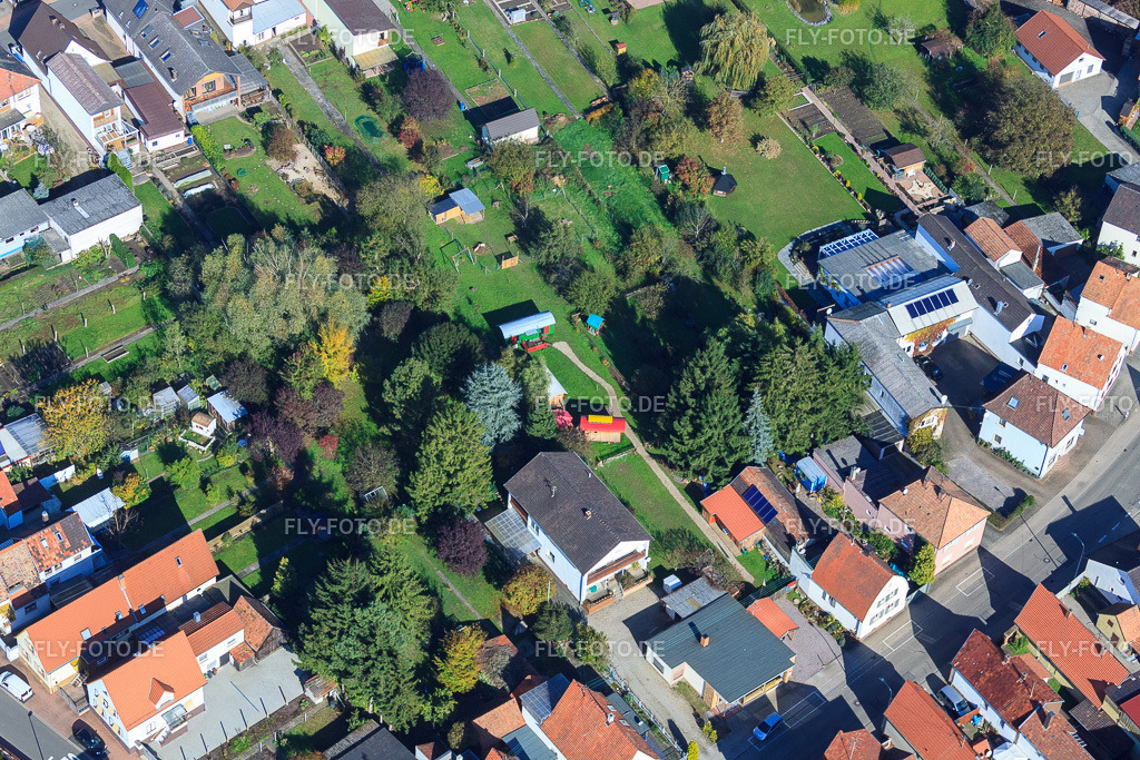 Saarstraße Villa Kunterbunt | Luftbild: Saarstraße Villa Kunterbunt in Kandel im Bundesland Rheinland-Pfalz in Deutschland. Foto: IMG_34500.jpg vom 26.10.2010 durch Werner Riehm/FLY-FOTO.de - Realisiert mit Pictrs.com