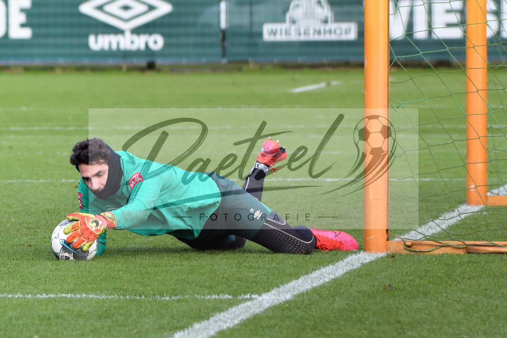20200212_TRASVW_0030 | Fussball, Herren: Stefanos Kapino (Werder Bremen) haelt einen Ball, mit einer Parade waehrend der Trainingseinheit des SV Werder Bremen auf dem wohninvest Weserstadion Trainingsplatz am 12.02.2020 in Bremen, Deutschland. - Realisiert mit Pictrs.com