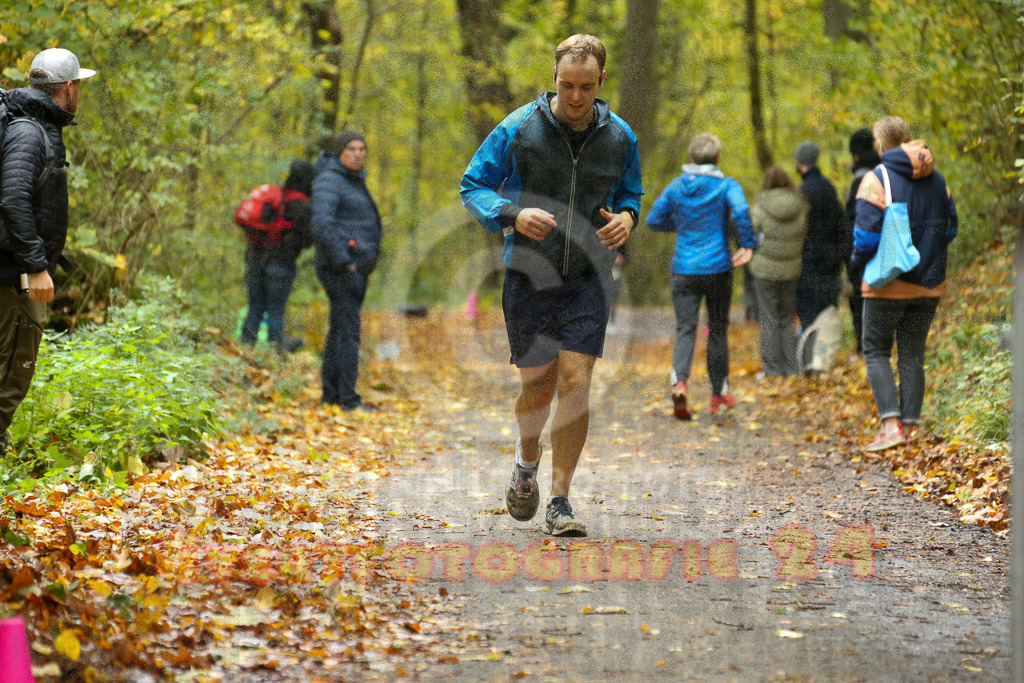 251026_1328_EX1_3541 | Sportfotografie im Rhein-Sieg Kreis, Köln, Bonn, NRW, Rheinland Pfalz, Hessen, etc. Unser Tätigkeitsfeld umfasst den Laufsport vom Volkslauf über den Marathon, Duathlon, Triathon bis zum Ultralauf wie Kölnpfad Ultra oder Schindertrail.
