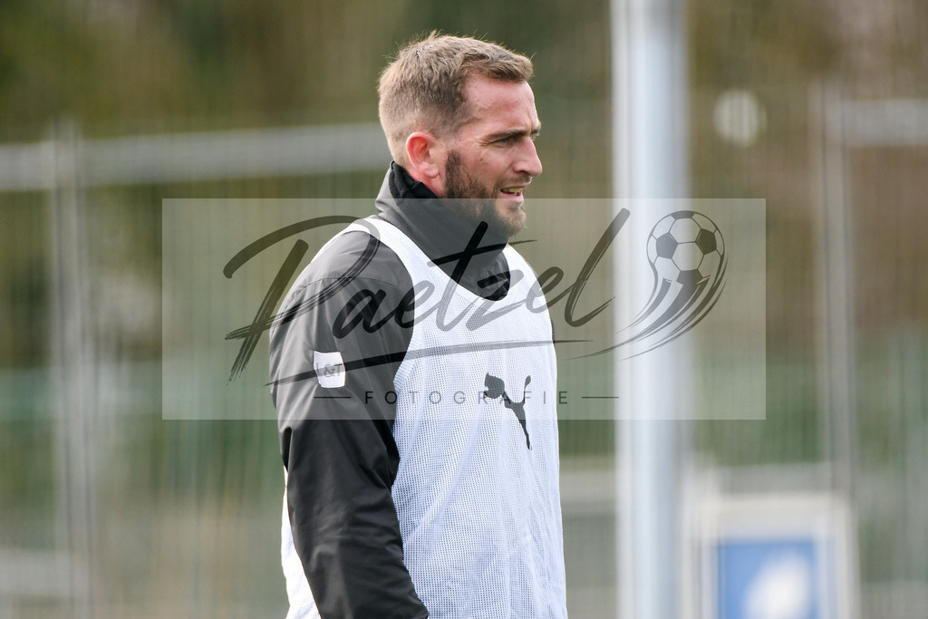 20200302_TRAOSN_0067 | Fussball, Herren: Marc Heider (VfL Osnabrueck) schaut waehrend der Trainingseinheit des VfL Osnabrueck im Sportpark Illoshoehe am 02.03.2020 in Osnabrueck, Deutschland. - Realisiert mit Pictrs.com