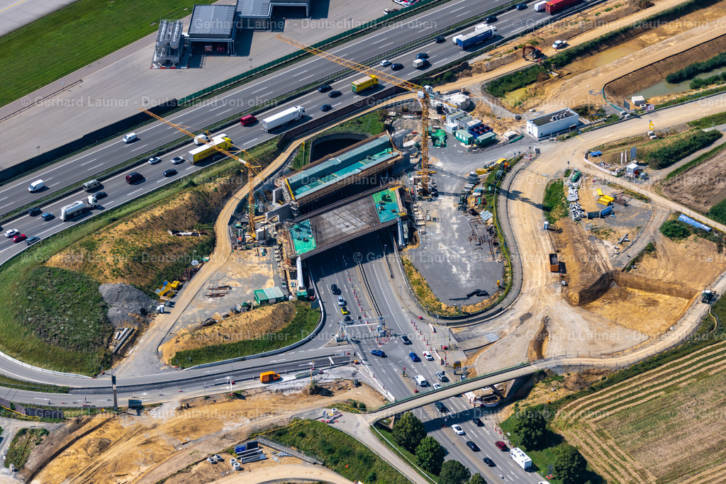4047197 | STUTTGART 11.08.2021 Neubau- und Umbau- Baustelle der Streckenführung und Fahrspuren im Verlauf der Autobahn- Abfahrt und Zufahrt der BAB A8 in Zuge des Baus des Flughafentunnel im Ortsteil Plieningen in Stuttgart im Bundesland Baden-Württemberg, Deutschland. Im Rahmen des Umbaus der Anschlussstelle Plieningen werden neue Aus- und Einfahrrampen mit Unterfahrung der Neubaustrecke gebaut. Weiterführende Informationen bei: CDM Smith Consult GmbH,  Die Autobahn GmbH des Bundes,  Ed. Züblin AG,  STRABAG AG. // Construction site of routing and traffic lanes during the highway exit and access the motorway A 8 in the district Plieningen in Stuttgart in the state Baden-Wuerttemberg, Germany. Further information at: CDM Smith Consult GmbH,  Die Autobahn GmbH des Bundes,  Ed. Zueblin AG,  STRABAG AG. Foto: Gerhard Launer