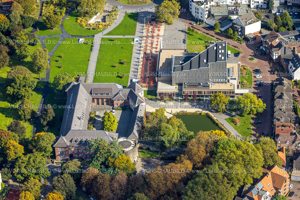 Dinslaken241008986 | Luftbild, Kathrin-Türks-Halle Theater, rote Baumallee, Rathaus Burg Dinslaken, auch Kastell Dinslaken, Burganlage und Ententeich, Dinslaken, Ruhrgebiet, Nordrhein-Westfalen, Deutschland