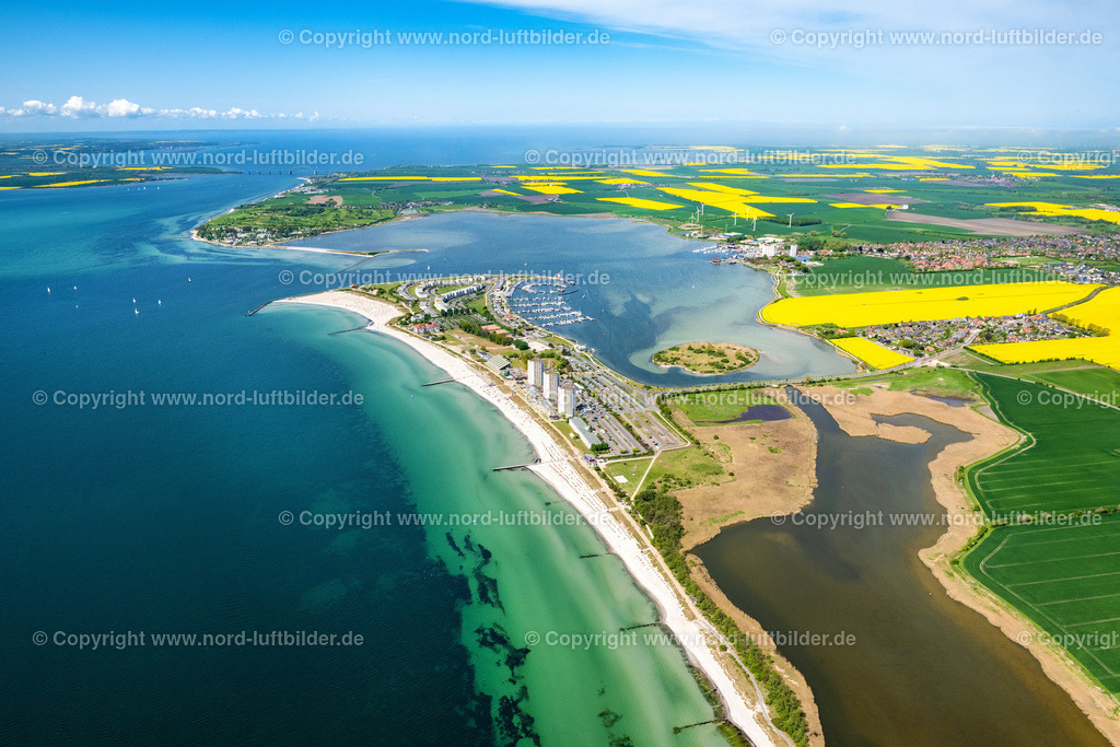 Fehmarn_Südstrand_ELS_4988150522 | FEHMARN 15.05.2022 Ortsansicht an der Meeres-Küste der Ostsee in Burg auf Fehmarn Südstrand im Bundesland Schleswig-Holstein. // Townscape on the seacoast of Baltic Sea in Burg auf Fehmarn in the state Schleswig-Holstein. Foto: Martin Elsen