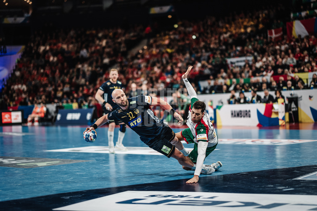 Handball | Herren | EHF EURO 2024 | European Championshop Men 2024 Final Tournament | Schweden vs. Portugal | 21.01.2024 | Oscar Bergendahl (#32, Schweden, SWE) beim Wurf aufs Tor, Alexandre Cavalcanti (#24, Portugal, POR) mit der Hand im Torraum