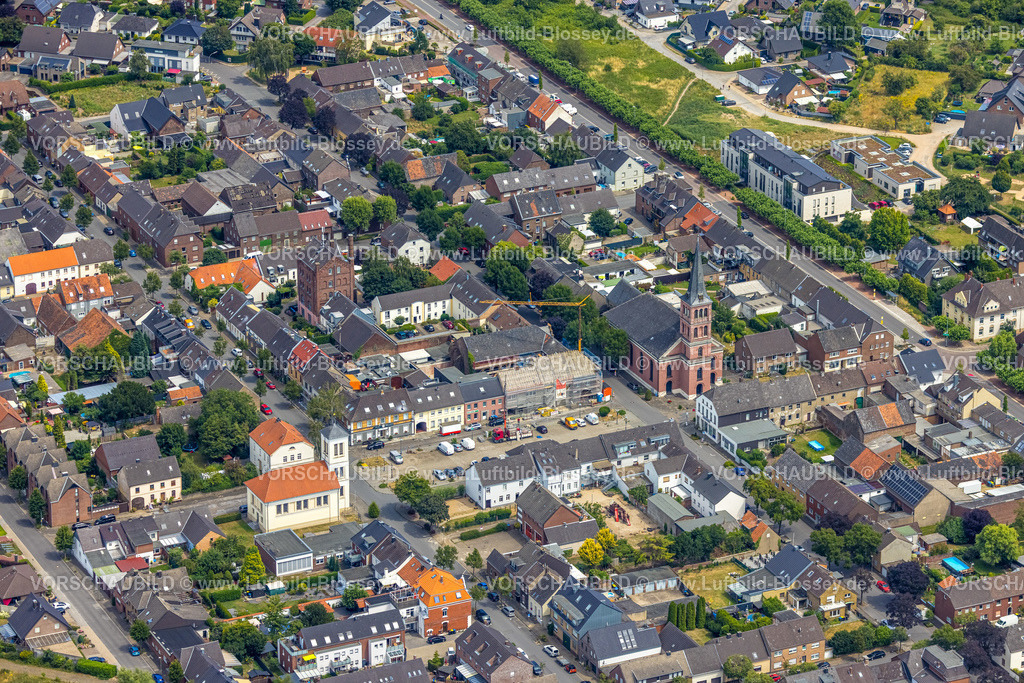 Wesel220703214 | Luftbild, Marktplatz Büderich, links evang. Kirche Büderich, rechts kath. Kirche St. Peter,  Büderich, Wesel, Niederrhein, Nordrhein-Westfalen, Deutschland
