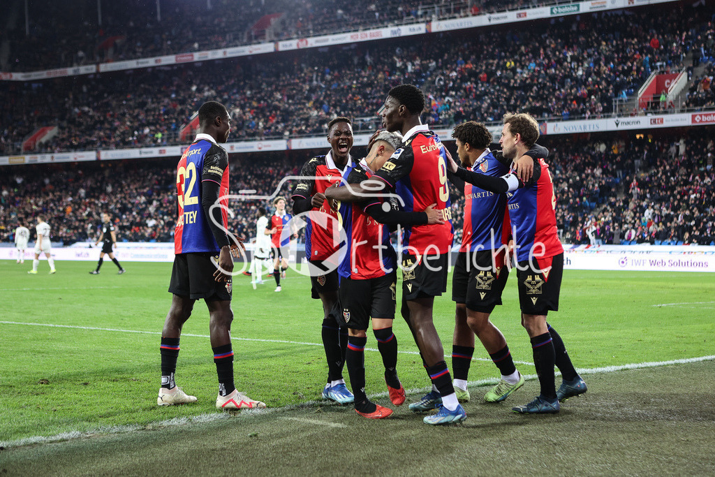 FC Basel - FC Bayern München | Jubel der Hausherren nach dem Treffer zum 1-0 durch Juan GAUTO (Basel #33) / Freude / Tor / Torschuetze