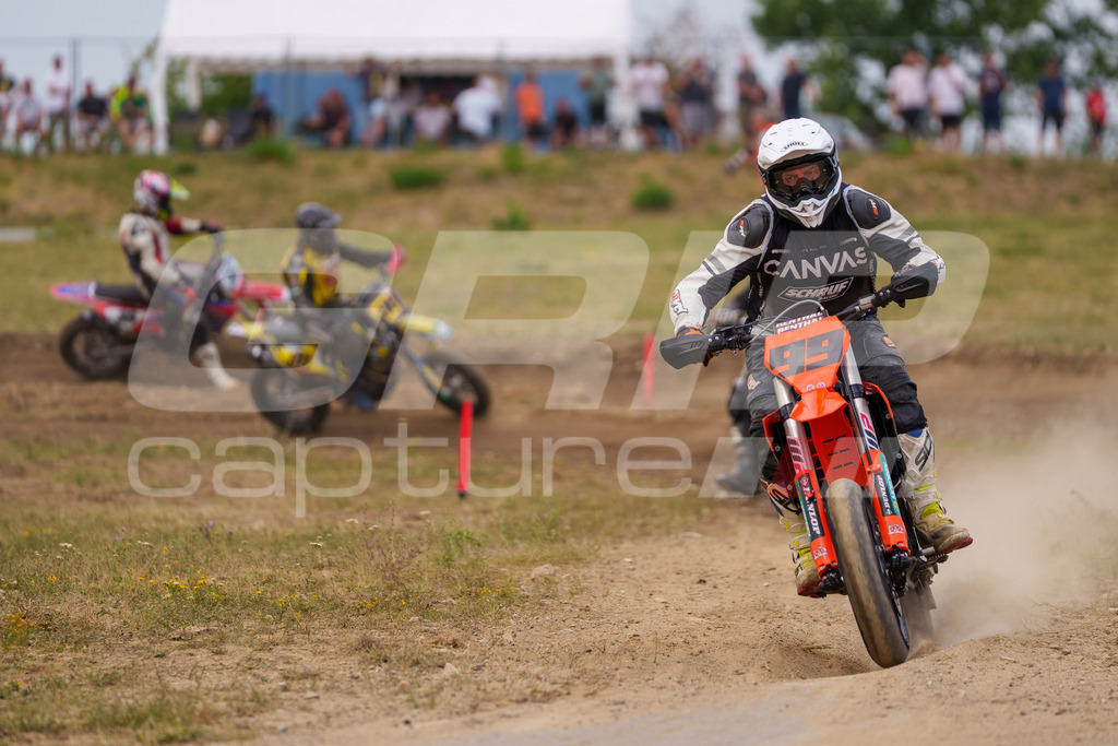 SuperMoto_Staatsmeisterschaft_Fuglau-1055 | GRIPcapture steht für authentische Sportfotografie in Österreich – für Momente, die mehr sind als Geschwindigkeit oder Ergebnis. Es geht um Emotion, Spannung, Fokus und den Augenblick, der oft nur einen Wimpernschlag dauert.Ob Motorsport, Teamsport oder 