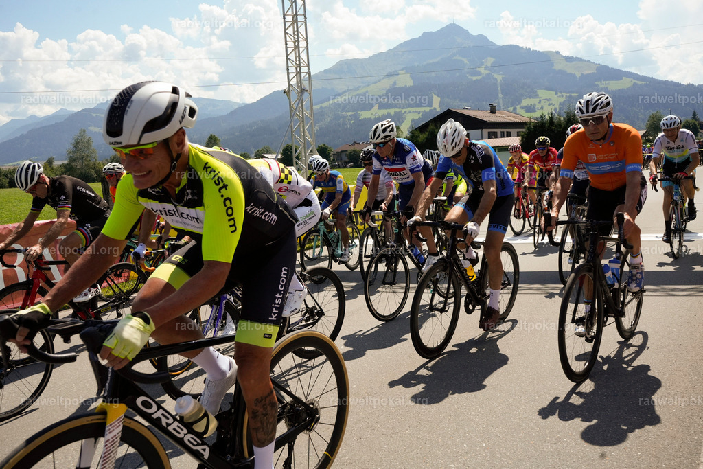 462_20230817_Bewerb_Maenner_Muehlanger | AUT - OESTERREICH, 2023-08-16: SPORT RENNRAD-FAHREN - 55. INTERNATIONALER RADWELTPOKAL IN ST. JOHANN IN TIROL  - Vintage-Radrennen mit WM-Bronze-Medaillen-Siegerin Christina Schweinberger, den Teilnehmer und Alexander Baumann (vom Orginastions-Team) - TAG 2 BEWERB MAENNER IN SECHS GRUPPEN  ; Foto: Roland Muehlanger