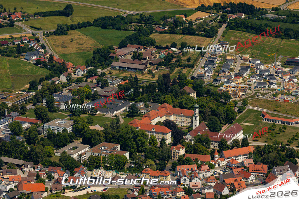 Aktuelles Luftbild von  Bad Schussenried - Die Luftaufnahme wurde 2022 mittels UL-Flugzeug erstellt ( keine Drohne ) - hochauflösende Kamera-Systeme von  Canon -Beste Qualität - Für grossformatige Ausdrucke geeignet. Die Geschenkidee !