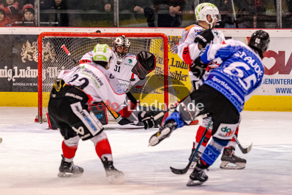 HC Landsberg Riverkings vs TSV Peißenberg Miners | Eishockey Bayernliga 2023/2024, HC Landsberg Riverkings vs TSV Peißenberg Miners, 20231217,
Schuss von Florian STAUDER (HCL 65),
2023-12-17 in Landsberg (Eisstadion)
31 Korbinian SERTL (Miners Goali 31), 22 Sinan ONDÖRTOGLU (Miners 22), 91 Dominik EBENTHEUER (Miners 91), 65 Florian STAUDER (HCL 65)
Copyright: WolfgangxLindner foto-lindner.de