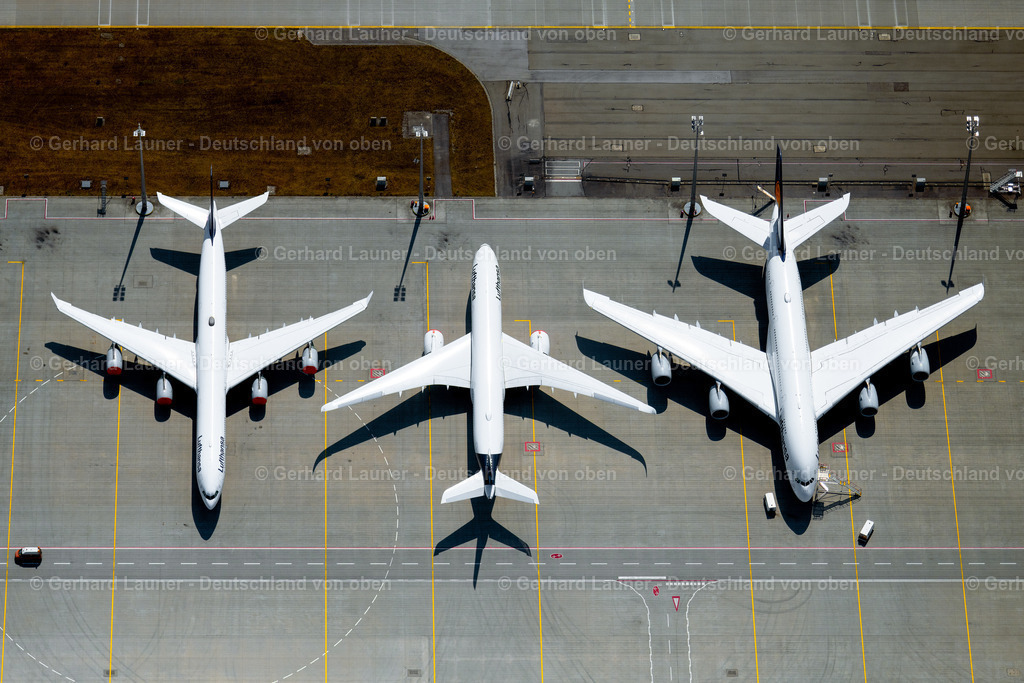 4021253 | MüNCHEN 08.04.2020 Passagierflugzeuge krisenbedingt stillgelegt auf der Parkpositionen und Abstellfläche auf dem Flughafen in München im Bundesland Bayern, Deutschland. // Passenger aircraft decommissioned due to the crisis on the parking positions and parking space at the airport in Munich in the state Bavaria, Germany. Foto: Gerhard Launer