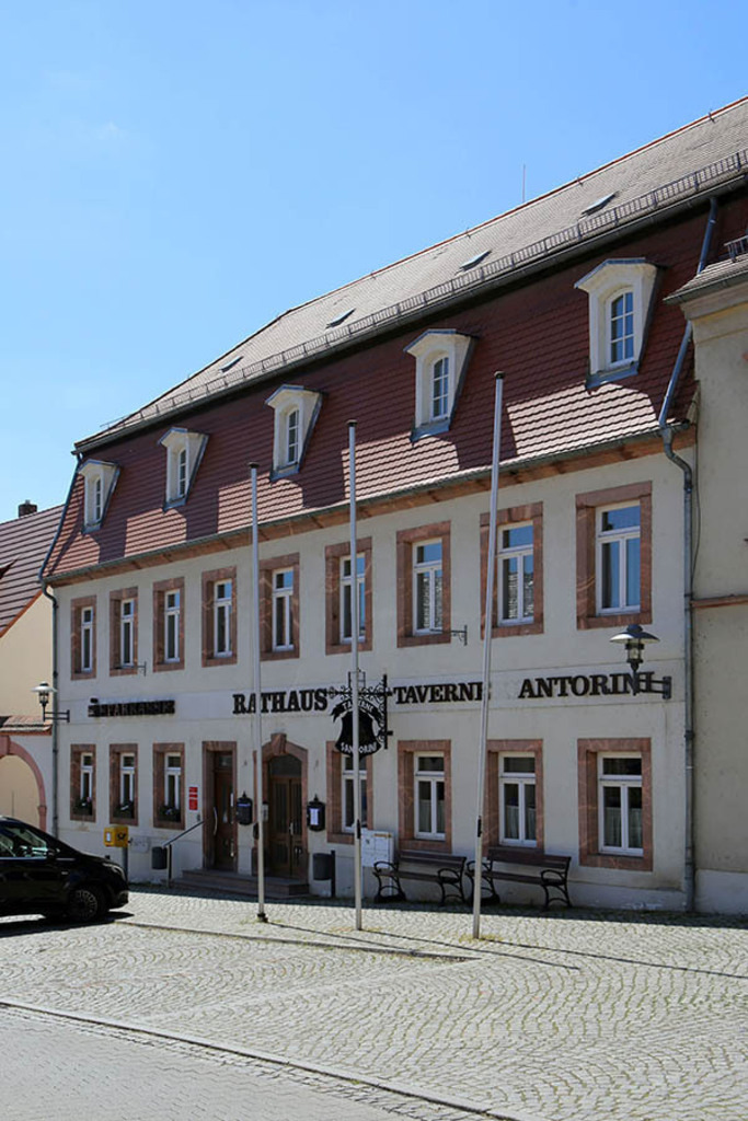 Kohren-Sahlis - Rathaus | Entdecke über 20 Kategorien Leipzig-Motive: Foto-Downloads, hochwertige Poster, Leinwand- & Fine-Art-Prints. Jetzt Lieblingsfoto im Bildlexikon Leipzig Shop bestellen!