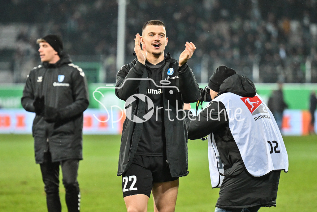 SpVgg Greuther Fürth - 1. FC Magdeburg | FUERTH, GERMANY - 06. FEBRUARY: Die Spieler der Gäste feiern zusammen mit den mitgereisten Fans den 4-5 Auswärtssieg in Fürth nach dem Match zwischen der SpVgg Greuther Fürth und dem 1. FC Magdeburg am 21. Spieltag der 2. Bundesliga im Sportpark Ronhof Thomas Sommer / Mateusz ZUKOWSKI (1. FC Magdeburg 22)