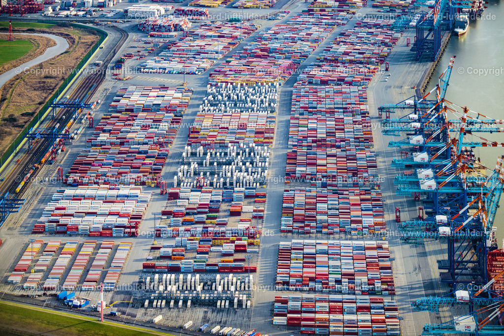 Bremerhaven_Eurogate_Container_Terminal_ELS_4632040223 | BREMERHAVEN 04.02.2023 Containerterminal im Containerhafen des Überseehafen in Bremerhaven im Bundesland Bremen, Deutschland. Weiterführende Informationen bei: EUROGATE GmbH &amp; Co. KGaA, KG. // Container Terminal in the port of the international port in Bremerhaven in the state Bremen, Germany. Further information at: EUROGATE GmbH &amp; Co. KGaA, KG. Foto: Martin Elsen