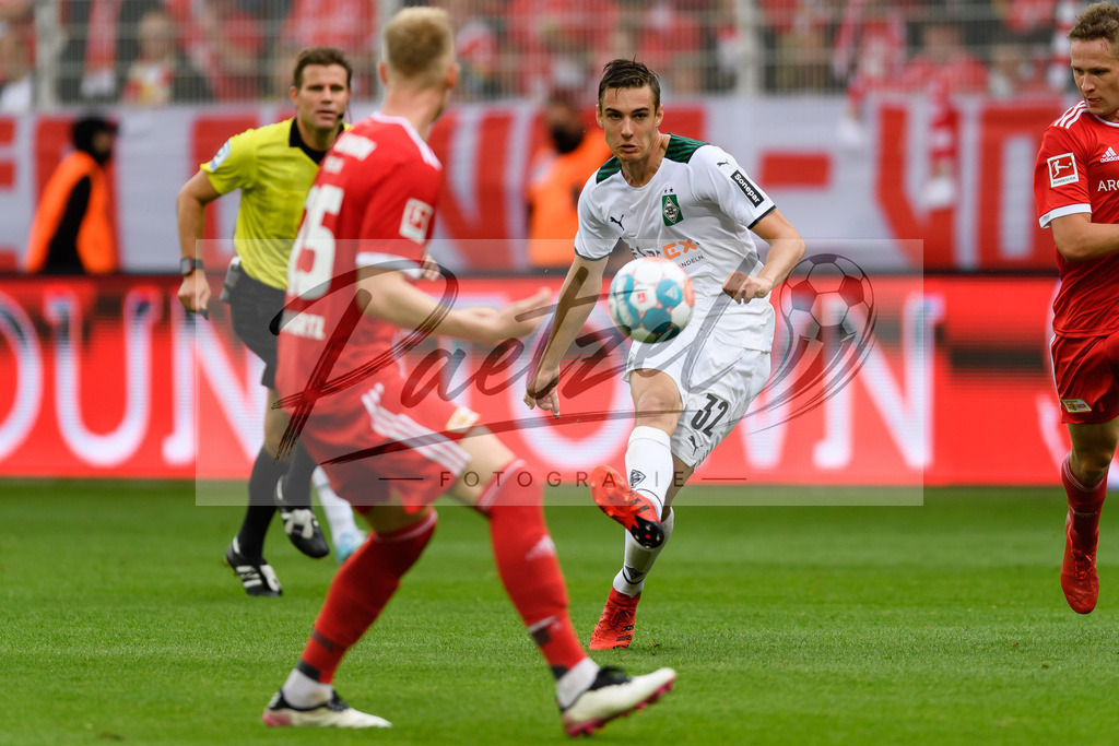 FCUBMG20210829_223 | Fussball, Herren: Florian Neuhaus (Borussia Moenchengladbach) in Aktion, am Ball, Einzelaktion beim Spiel der 1. Bundesliga zwischen 1. FC Union Berlin und Borussia Moenchengladbach im Stadion An der Alten Foersterei am 29.08.2021 in Berlin, Deutschland. - Realisiert mit Pictrs.com