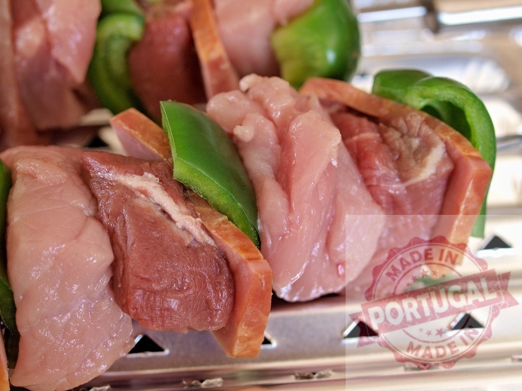 Raw kabobs with meat and green pepper preparing for grill | Raw kabobs with chunks of pork, chicken, and green bell pepper on a metal skewer - Realized with Pictrs.com