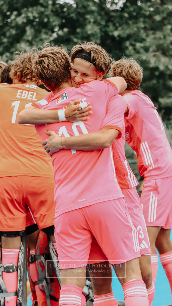 EM_MU18_F_GER-BEL_Lille_bearbeitet_Pokalbilder (3 von 137) | lanaschraderfotografie - Realisiert mit Pictrs.com