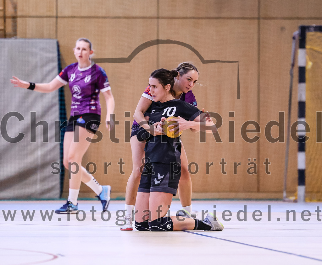 2024-12-14_068_SpVgg_Altenerding_gegen_SVA_Palzing | Erding, Deutschland, 14.12.2024:Handball, Bezirksoberliga Frauen Altbayern 2024 / 2024, 9. Spieltag, SpVgg Altenerding gegen SVA Palzing, Endergebnis: 20:30Lena Prem (SpVgg Altenerding, #8), Veronika Wöhrl (SVA Palzing, #10)Foto: Christian Riedel / fotografie-riedel.net