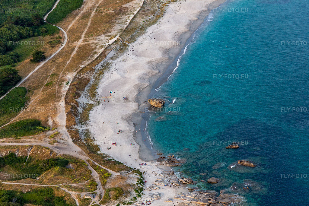 Vue aérienne: Plage de Kersauz, Rocher Éléphant blanc à Treffiagat dans le département Finistère, France. Photo: IMG_132673.jpg prise le 17/06/2022 par Werner Riehm/FLY-FOTO.eu – Résolution de l'original: 5472 x 3648 px