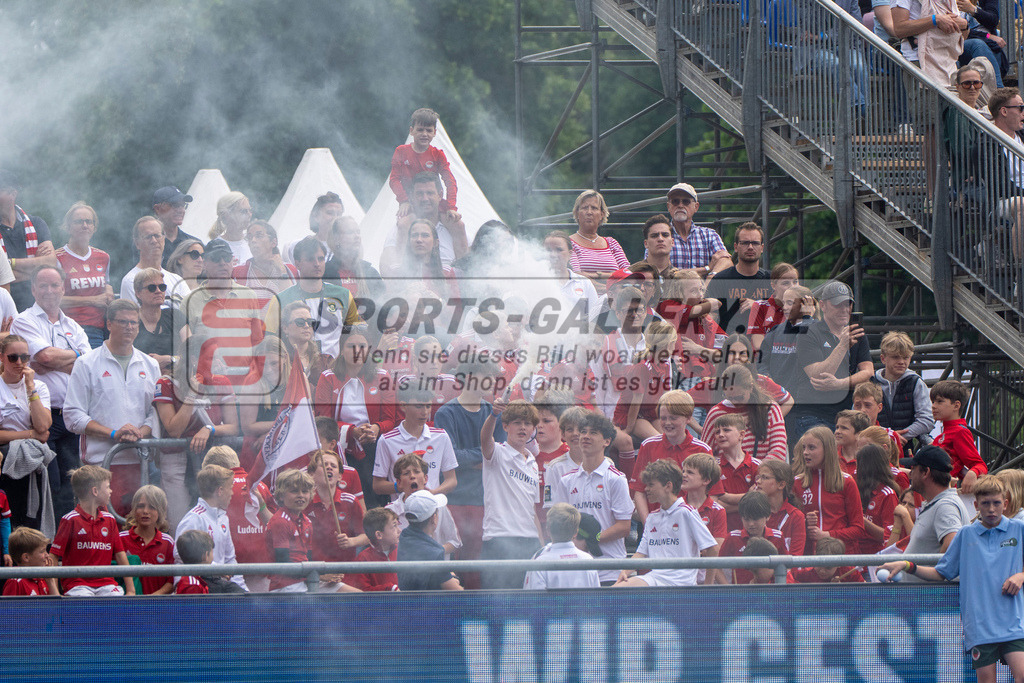 Final4_20250601-1408-HK108581 | Krefeld, Deutschland, 01.06.2025:  Feldhockey Final4 2025 – „Deutsche Feldhockey-Meisterschaften 2025“ Crefelder HTC - Rot-Weiss Köln (Finale Herren) im Gerd-Wellen-Hockeyanlage am 01.06.2025 in Krefeld, Deutschland. (Foto von Kramhöller/Fehrmann/Kaste)Krefeld, Germany, 01.06.2025: Feldhockey Final4 2025 – „Deutsche Feldhockey-Meisterschaften 2025“ Harvestehuder HTC - Düsseldorfer HC (Finale Damen) in Gerd-Wellen-Hockeyanlage at 01.06.2025 in Krefeld, Deutschland. (Foto from Kramhöller/Fehrmann/Kaste)
