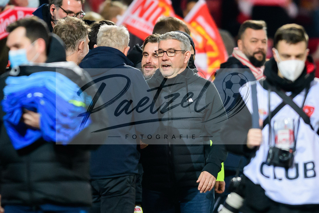 FCUFRE20211215_007 | Fussball, Herren: Trainer Christian Streich (SC Freiburg) und Trainer Urs Fischer (1. FC Union Berlin) begruessen sich bei dem Spiel der 1. Bundesliga zwischen 1. FC Union Berlin und SC Freiburg im Stadion An der Alten Foersterei am 15.12.2021 in Berlin, Deutschland.DFB / DFL REGULATIONS PROHIBIT ANY USE OF PHOTOGRAPHS AS IMAGE SEQUENCES AND/OR QUASI-VIDEO. - Realisiert mit Pictrs.com