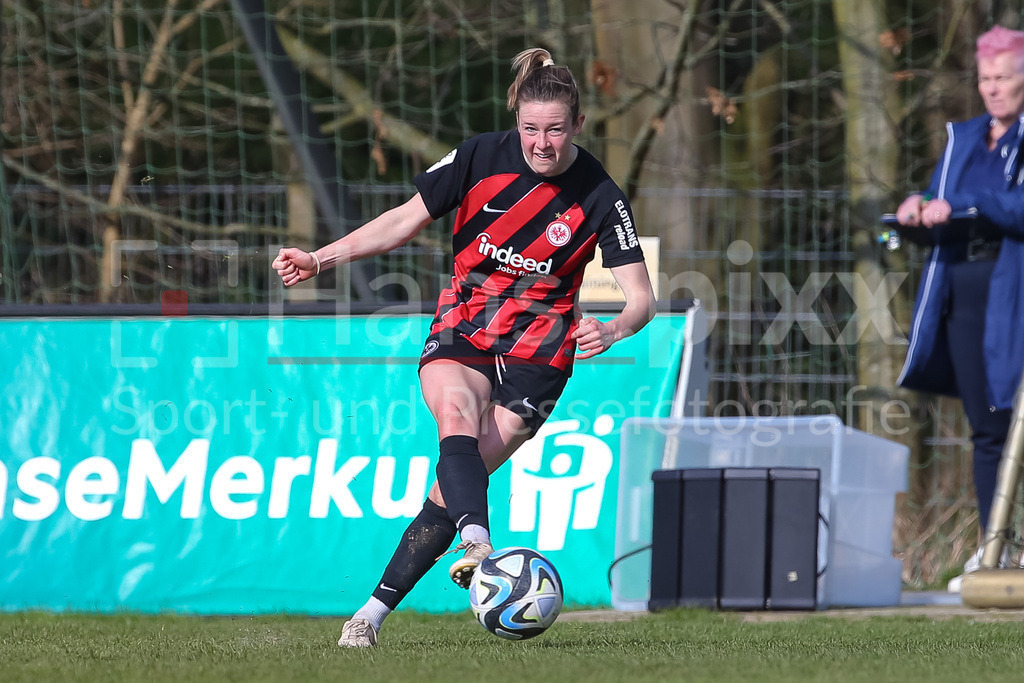 Fussball, 2. Frauen-Bundesliga, Hamburger SV - Eintracht Frankfurt II | v.li.: Anna Aehling (Eintracht Frankfurt II, 35) am Ball, Freisteller, Einzelbild, Ganzkörper, Aktion, Action, Spielszene, DIE DFB-RICHTLINIEN UNTERSAGEN JEGLICHE NUTZUNG VON FOTOS ALS SEQUENZBILDER UND/ODER VIDEOÄHNLICHE FOTOSTRECKEN. DFB REGULATIONS PROHIBIT ANY USE OF PHOTOGRAPHS AS IMAGE SEQUENCES AND/OR QUASI-VIDEO.