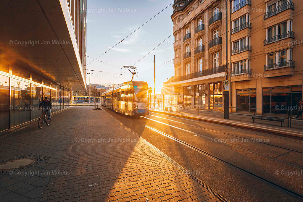 Wintergartenstraße | Die Wintergartenstraße in Leipzig liegt direkt am Hauptbahnhof und verbindet moderne City-Architektur mit Einkaufsmöglichkeiten, Gastronomie und urbanem Verkehrsknotenpunkt. - Realisiert mit Pictrs.com