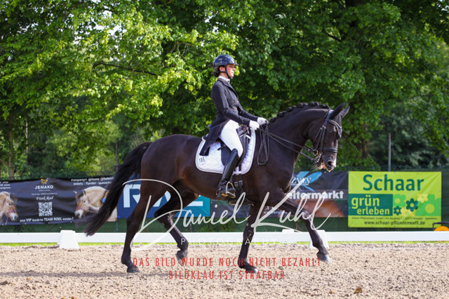 DKP41523 | Turnierfotos kaufen im Webshop von Daniel Kuhl Photography – entdecke professionelle Reitsportfotos aus Turnieren & Events. Hochwertige Turnierbilder online bestellen & sichern. Jetzt Fotos von Reitsportturnieren kaufen!