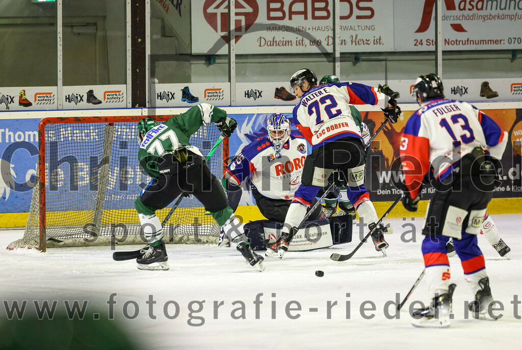 2023-11-03_047_TSV_Erding_gegen_ESC_Dorfen | Erding, Deutschland, 03.11.2023:
Eishockey, Bayernliga Vorrunde 2023 / 2024, 6. Spieltag, TSV Erding gegen ESC Dorfen, Endergebnis: 11:3

Philipp Michl (Erding Gladiators, #77), Torwart Maximilian Englbrecht (ESC Dorfen, #45), Erik Walter (ESC Dorfen, #72)

Foto: Christian Riedel / fotografie-riedel.net