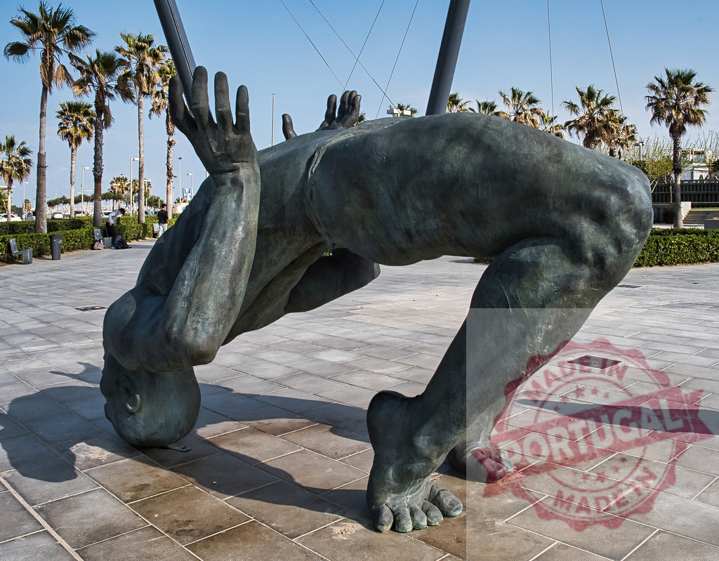 David and Goliath sculpture inverted in Barcelona waterfront | Modern bronze sculpture representing David, upside down, by Antoni Llena in Barcelona - Realisiert mit Pictrs.com