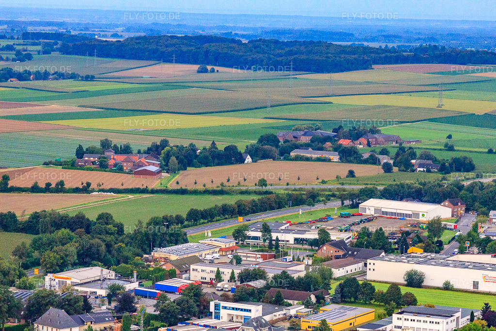 Luftbild: B5ß9 und Gewerbegebiet Pastoratshof in Grefrath im Bundesland Nordrhein-Westfalen in Deutschland. – Foto: IMG_44751.jpg vom 21.08.2011 durch Werner Riehm/FLY-FOTO.de – Auflösung des Originals: 4752 x 3168 px