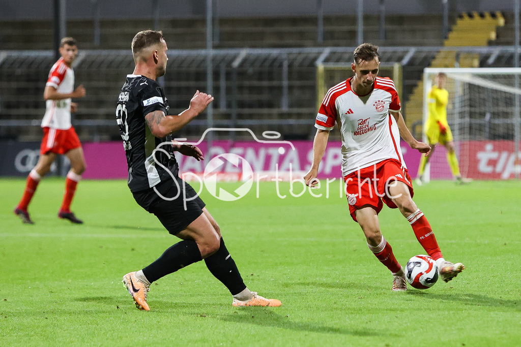 FC Bayern Amateure - FC Memmingen | Lovro ZVONAREK (FCB #8) spielt einen Pass / Zweikampf / Duell